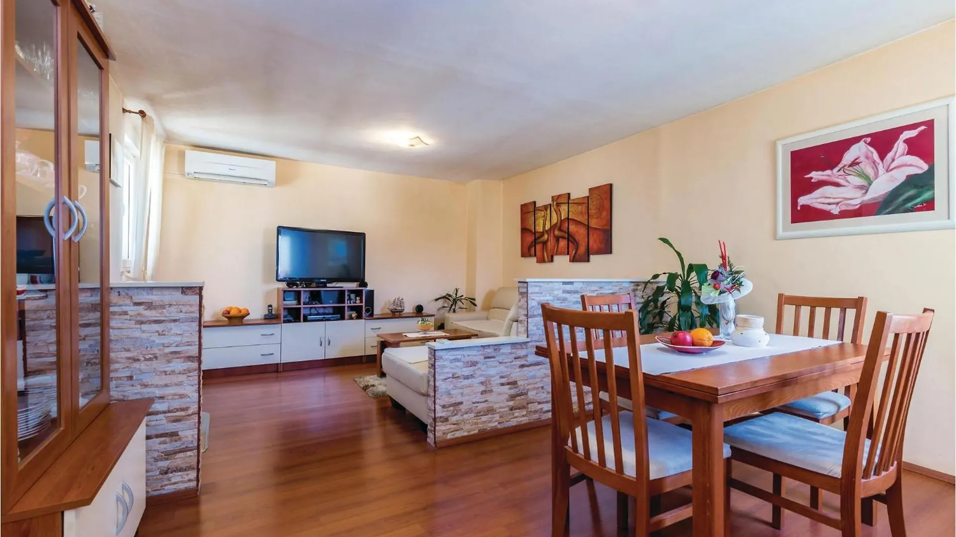 3 Bedroom Nice Home In 코스트레나
